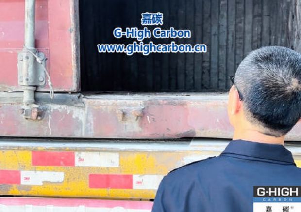 嘉碳裝車人員嚴(yán)格把關(guān)，確保車輛安全入廠